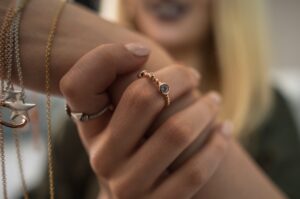 Cómo combinar collares y anillos sin pasarte
